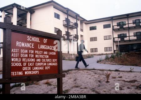 Ein Student geht in die Schule für romantische Sprachen, Defense Language Institute Foreign Language Center. Das Zentrum bietet Sprachkurse für Militärpersonal aus allen Abteilungen des Dienstes und bereitet sie auf operative Sprachaufgaben in der ganzen Welt vor. Basis: Monterey Bundesstaat: Kalifornien (CA) Land: Vereinigte Staaten von Amerika (USA) Stockfoto