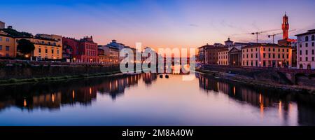 Stadtbild bei Sonnenuntergang mit der berühmten Brücke Ponte Vecchio am Fluss Arno im Centro Storico, Florenz, Italien Stockfoto