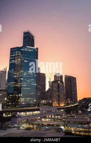 Circular Quay, Sydney, Australien - 8. Dezember 2022: Dämmerung über Circular Quay Railway Station und Wolkenkratzer in Sydney, Australien Stockfoto
