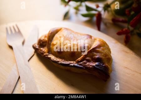 Argentinische Empanada gefüllt mit Spinat und Käse. Stockfoto