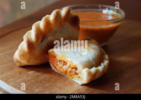 Argentinische Empanada gefüllt mit Hackfleisch und Tomaten Stockfoto