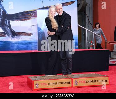 12. Januar 2023, Hollywood: Suzy Amis Cameron und James Cameron besuchen James Cameron und Jon Landau Hand and Footprint in Cement Ceremony. (Kreditbild: © Billy Bennight/ZUMA Press Wire) NUR REDAKTIONELLE VERWENDUNG! Nicht für den kommerziellen GEBRAUCH! Stockfoto