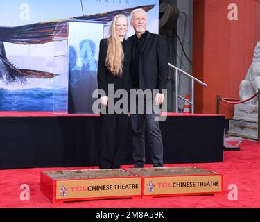 12. Januar 2023, Hollywood: Suzy Amis Cameron und James Cameron besuchen James Cameron und Jon Landau Hand and Footprint in Cement Ceremony. (Kreditbild: © Billy Bennight/ZUMA Press Wire) NUR REDAKTIONELLE VERWENDUNG! Nicht für den kommerziellen GEBRAUCH! Stockfoto