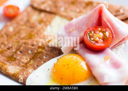 Schinken und Eiercreme. Die Crepes sind ein Rezept französischen Ursprungs, in dem ein Teig aus Mehl, Eiern, Milch, Butter und Salz zubereitet wird. Stockfoto