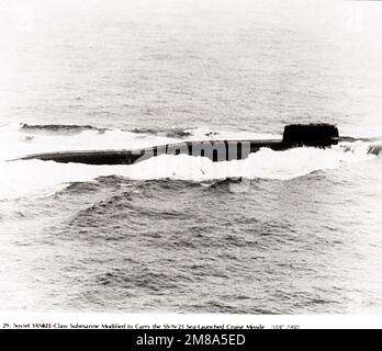 Steuerbordansicht eines U-Boots der Klasse I der Sowjetunion. Das U-Boot ist so modifiziert, dass es die SS-N-21-Marschflugkörper trägt. Land: Unbekannt Stockfoto