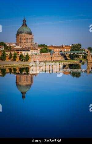 Reflexion der Kuppel der Chapelle de la Grave im Fluss Garonne in Toulouse, Südfrankreich (Haute Garonne) Stockfoto