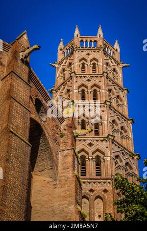 Blick auf die Backsteinkirche des Jakobinklosters in Toulouse, Frankreich, mit seinem südlichen gotischen Glockenturm und den Wasserspeiern Stockfoto