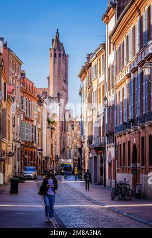 Blick auf die Rue du Taur und die Kirche Notre Dame du Taur und die typischen Fassaden von Toulouse im Süden Frankreichs (Haute Garonne) Stockfoto