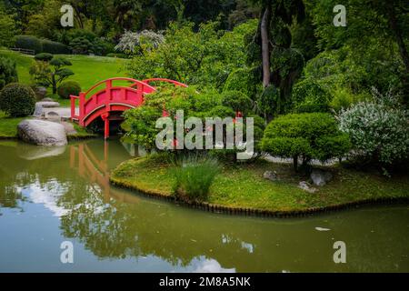 Der japanische Garten von Toulouse (Frankreich) in Compans Caffarelli mit seinem Teich und der roten Brücke Stockfoto