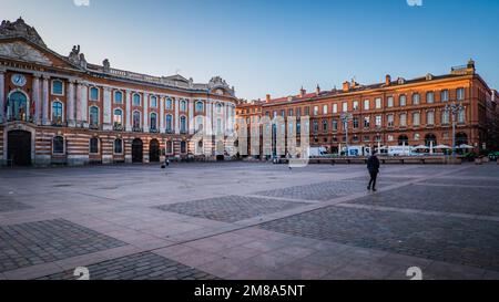 Blick auf den Capitole-Platz in Toulouse (Haute Garonne, Frankreich) am frühen Morgen Stockfoto