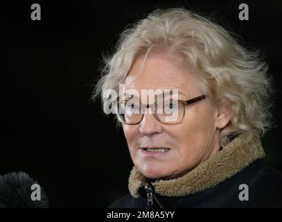 Marienberg, Deutschland. 12. Januar 2023. Christine Lambrecht (SPD), Bundesministerin für Verteidigung, steht und spricht mit Journalisten während eines Besuchs des Panzer-Grenadier-Bataillons 371 in der Ore-Mountains-Baracke. Neben einer Präsentation der Darbietungen der gepanzerten Infanteristen mit ihren Marder-Infanterie-Kampffahrzeugen möchte der Minister in erster Linie Gespräche mit den Soldaten führen, die für die Schnelle Eingreiftruppe der NATO (VJTF) entsandt wurden. Kredit: Robert Michael/dpa/Alamy Live News Stockfoto