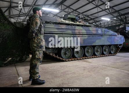 Marienberg, Deutschland. 12. Januar 2023. Während des Besuchs des Bundesministeriums für Verteidigung beim 371. Panzerinfanterie-Bataillon in der Erzgebirge-Kaserne stehen die Fahrzeuge der Marder-Infanterie in einer Garage. Neben einer Präsentation der Darbietungen der gepanzerten Infanteristen mit ihren Marder-Infanterie-Kampffahrzeugen möchte der Minister in erster Linie Gespräche mit den Soldaten führen, die für die Schnelle Eingreiftruppe der NATO (VJTF) entsandt wurden. Kredit: Robert Michael/dpa/Alamy Live News Stockfoto