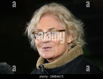 Marienberg, Deutschland. 12. Januar 2023. Christine Lambrecht (SPD), Bundesministerin für Verteidigung, steht und spricht mit Journalisten während eines Besuchs des Panzer-Grenadier-Bataillons 371 in der Ore-Mountains-Baracke. Neben einer Präsentation der Darbietungen der gepanzerten Infanteristen mit ihren Marder-Infanterie-Kampffahrzeugen möchte der Minister in erster Linie Gespräche mit den Soldaten führen, die für die Schnelle Eingreiftruppe der NATO (VJTF) entsandt wurden. Kredit: Robert Michael/dpa/Alamy Live News Stockfoto