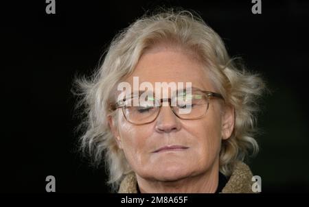 Marienberg, Deutschland. 12. Januar 2023. Christine Lambrecht (SPD), Bundesministerin für Verteidigung, steht und spricht mit Journalisten während eines Besuchs des Panzer-Grenadier-Bataillons 371 in der Ore-Mountains-Baracke. Neben einer Präsentation der Darbietungen der gepanzerten Infanteristen mit ihren Marder-Infanterie-Kampffahrzeugen möchte der Minister in erster Linie Gespräche mit den Soldaten führen, die für die Schnelle Eingreiftruppe der NATO (VJTF) entsandt wurden. Kredit: Robert Michael/dpa/Alamy Live News Stockfoto