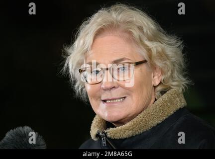 Marienberg, Deutschland. 12. Januar 2023. Christine Lambrecht (SPD), Bundesministerin für Verteidigung, steht und spricht mit Journalisten während eines Besuchs des Panzer-Grenadier-Bataillons 371 in der Ore-Mountains-Baracke. Neben einer Präsentation der Darbietungen der gepanzerten Infanteristen mit ihren Marder-Infanterie-Kampffahrzeugen möchte der Minister in erster Linie Gespräche mit den Soldaten führen, die für die Schnelle Eingreiftruppe der NATO (VJTF) entsandt wurden. Kredit: Robert Michael/dpa/Alamy Live News Stockfoto