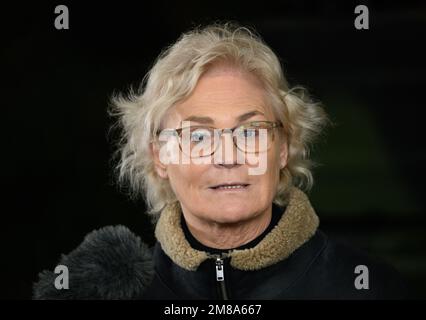 Marienberg, Deutschland. 12. Januar 2023. Christine Lambrecht (SPD), Bundesministerin für Verteidigung, steht und spricht mit Journalisten während eines Besuchs des Panzer-Grenadier-Bataillons 371 in der Ore-Mountains-Baracke. Neben einer Präsentation der Darbietungen der gepanzerten Infanteristen mit ihren Marder-Infanterie-Kampffahrzeugen möchte der Minister in erster Linie Gespräche mit den Soldaten führen, die für die Schnelle Eingreiftruppe der NATO (VJTF) entsandt wurden. Kredit: Robert Michael/dpa/Alamy Live News Stockfoto