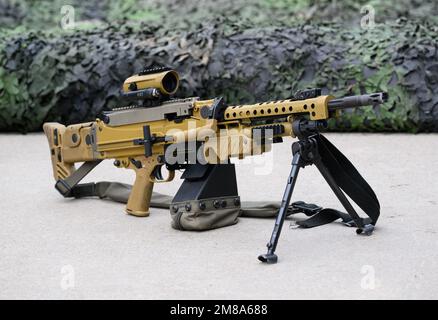 Marienberg, Deutschland. 12. Januar 2023. DAS MG-5-Maschinengewehr wird während des Besuchs des Bundesministeriums für Verteidigung beim Panzer-Grenadier-Bataillon 371 in den Ore-Mountains-Baracken aufgestellt. Neben einer Präsentation der Darbietungen der gepanzerten Infanteristen mit ihren Marder-Infanterie-Kampffahrzeugen möchte der Minister in erster Linie Gespräche mit den Soldaten führen, die für die Schnelle Eingreiftruppe der NATO (VJTF) entsandt wurden. Kredit: Robert Michael/dpa/Alamy Live News Stockfoto