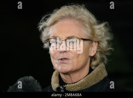 Marienberg, Deutschland. 12. Januar 2023. Christine Lambrecht (SPD), Bundesministerin für Verteidigung, steht und spricht mit Journalisten während eines Besuchs des Panzer-Grenadier-Bataillons 371 in der Ore-Mountains-Baracke. Neben einer Präsentation der Darbietungen der gepanzerten Infanteristen mit ihren Marder-Infanterie-Kampffahrzeugen möchte der Minister in erster Linie Gespräche mit den Soldaten führen, die für die Schnelle Eingreiftruppe der NATO (VJTF) entsandt wurden. Kredit: Robert Michael/dpa/Alamy Live News Stockfoto