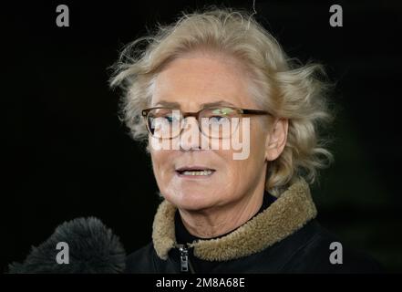 Marienberg, Deutschland. 12. Januar 2023. Christine Lambrecht (SPD), Bundesministerin für Verteidigung, steht und spricht mit Journalisten während eines Besuchs des Panzer-Grenadier-Bataillons 371 in der Ore-Mountains-Baracke. Neben einer Präsentation der Darbietungen der gepanzerten Infanteristen mit ihren Marder-Infanterie-Kampffahrzeugen möchte der Minister in erster Linie Gespräche mit den Soldaten führen, die für die Schnelle Eingreiftruppe der NATO (VJTF) entsandt wurden. Kredit: Robert Michael/dpa/Alamy Live News Stockfoto