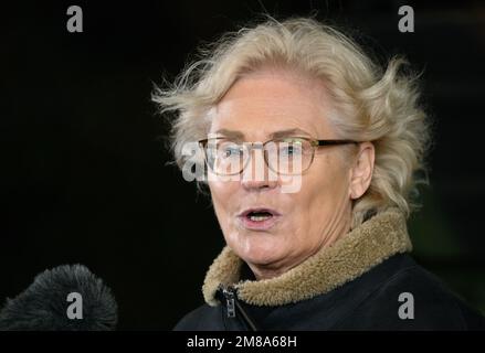 Marienberg, Deutschland. 12. Januar 2023. Christine Lambrecht (SPD), Bundesministerin für Verteidigung, steht und spricht mit Journalisten während eines Besuchs des Panzer-Grenadier-Bataillons 371 in der Ore-Mountains-Baracke. Neben einer Präsentation der Darbietungen der gepanzerten Infanteristen mit ihren Marder-Infanterie-Kampffahrzeugen möchte der Minister in erster Linie Gespräche mit den Soldaten führen, die für die Schnelle Eingreiftruppe der NATO (VJTF) entsandt wurden. Kredit: Robert Michael/dpa/Alamy Live News Stockfoto