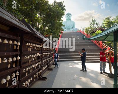 Provinz Lampang, Thailand. 22. November 2022. Großer Buddha oder Kamakura Daibutsu Statue. Touristen, die den Tempel besuchen Stockfoto