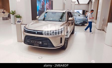 SHANGHAI, CHINA - 13. OKTOBER 2022 - das Huawei AITO Electric Vehicle zieht die Aufmerksamkeit der Kunden im Flagship Store von Huawei in Shanghai, 13. Oktober, Stockfoto