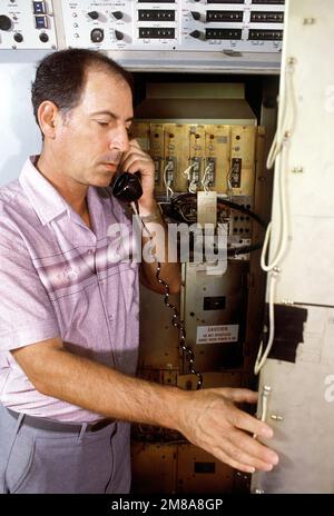 Kenneth Hays, ein Techniker der Federal Aviation Administration, überprüft den Zentralcomputer des gemeinsamen Überwachungssystems von San Pedro. Das System, das von der Air Force betrieben und von der FAA gewartet wird, erkennt nicht autorisierte Flugzeuge und verwaltet die Flugverkehrskontrolle. Basis: San Pedro Staat: Kalifornien (CA) Land: Vereinigte Staaten von Amerika (USA) Stockfoto