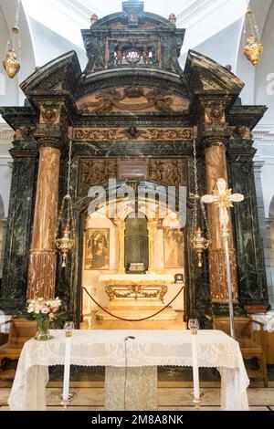 Blick auf das Innere der alten Kirche Oropa, in der Nähe von Biella, Italien Stockfoto