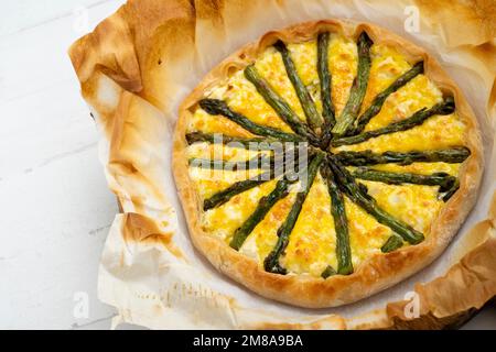 Spargel-Quiche. In der Gastronomie ist eine Quiche eine herzhafte Torte, die aus der französischen Quiche lorraine stammt. Stockfoto