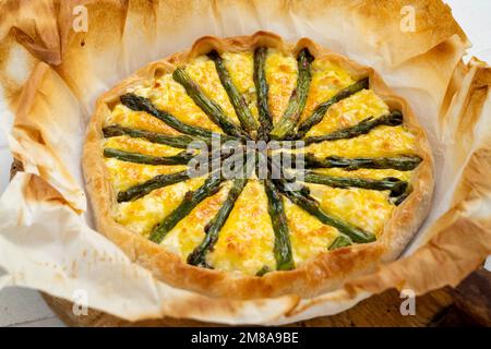 Spargel-Quiche. In der Gastronomie ist eine Quiche eine herzhafte Torte, die aus der französischen Quiche lorraine stammt. Stockfoto