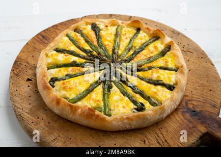 Spargel-Quiche. In der Gastronomie ist eine Quiche eine herzhafte Torte, die aus der französischen Quiche lorraine stammt. Stockfoto