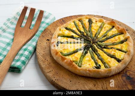 Spargel-Quiche. In der Gastronomie ist eine Quiche eine herzhafte Torte, die aus der französischen Quiche lorraine stammt. Stockfoto