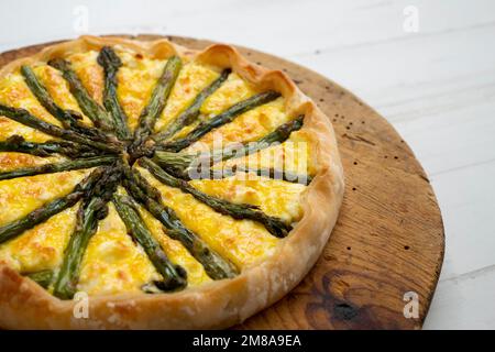 Spargel-Quiche. In der Gastronomie ist eine Quiche eine herzhafte Torte, die aus der französischen Quiche lorraine stammt. Stockfoto