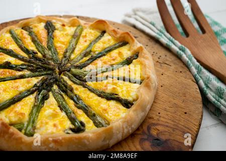 Spargel-Quiche. In der Gastronomie ist eine Quiche eine herzhafte Torte, die aus der französischen Quiche lorraine stammt. Stockfoto