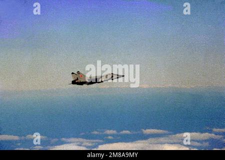Eine Air-to-Air-Ansicht von rechts eines sowjetischen MiG-31 Foxhound-Flugzeugs. Land: Unbekannt Stockfoto