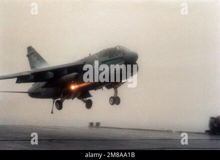 Ein 7E Corsair II-Flugzeug landet an Bord des Flugzeugträgers USS FORRESTAL (CV-59) während der Teamarbeit der Alliierten Kräfte '88. Betreff Operation/Serie: TEAMARBEIT '88 Land: Nordatlantik Stockfoto