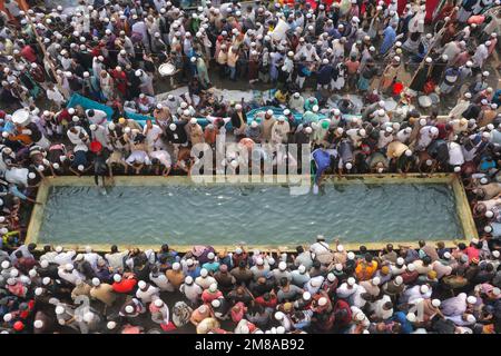 Dhaka, Dhaka, Bangladesch. 13. Januar 2023. Muslimische Anhänger versammeln sich, um Wasser zu nutzen, das während der Bishwa Ijtema (Globale Gemeinde) bereitgestellt wurde, während sich Muslime am Ufer des Turag am Rand von Dhaka versammeln. Es ist die zweitgrößte Gemeinde der muslimischen Gemeinde nach der Pilgerfahrt nach Mekka für den Hajj. Da sie nicht politisch ist, zieht sie Menschen aller Überzeugungen an und wird von Anhängern aus 150 Ländern besucht. Es gipfelt im Akheri Munajat oder dem abschließenden Bitten (letztes Gebet), in dem Millionen von Gläubigen vor Allah die Hand heben und für wo beten Stockfoto