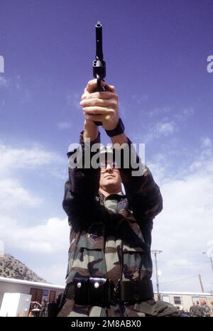 SENIOR MASTER SGT. Bruce Rogers, Air Force Space Command, richtet seinen .45-Kaliber-Revolver während des Handfeuerwettbewerbs, Teil der Exercise Peacekeeper Challenge. An der jährlichen Übung nehmen Teams Teil, die die besten der mehr als 50.000 Sicherheitspolizisten der Air Force vertreten, die an mehr als 455 Standorten weltweit im Dienst sind. Wettkampfveranstaltungen umfassen körperliche Fitness, Kampfgewehr, Kampftaktik, Handfeuerwaffen, Maschinengewehre, Granatwerfer, Unfalluntersuchung, Tatortsuche und -Untersuchung, militärischer Arbeitshund und Informationssicherheit. Proband Operation/Serie PEACEKEEPER CHALLENGE Base: Kirtland Air Stockfoto