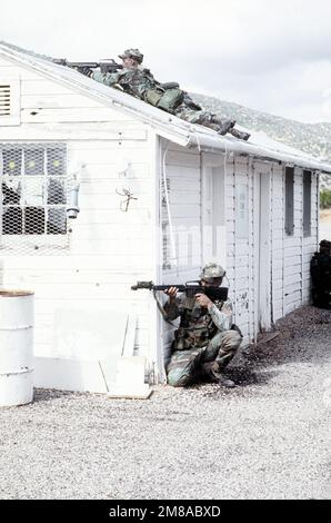 Mitglieder des Alaska Air Command Teams sorgen für die Sicherheit einer simulierten Kommunikationsstelle während der Kampftaktik, Teil der Übung Peacekeeper Challenge. An der jährlichen Übung nehmen Teams Teil, die die besten der mehr als 50.000 Sicherheitspolizisten der Air Force vertreten, die an mehr als 455 Standorten weltweit im Dienst sind. Wettkampfveranstaltungen umfassen körperliche Fitness, Kampfgewehre, Kampftaktik, Handfeuerwaffen, Maschinengewehre, Granatwerfer, Unfalluntersuchung, Tatortsuche und -Untersuchung, militärischer Arbeitshund und Informationssicherheit. Subjekt Operation/Serie: PEACEKEEPER CHALLENGE Basis: K Stockfoto