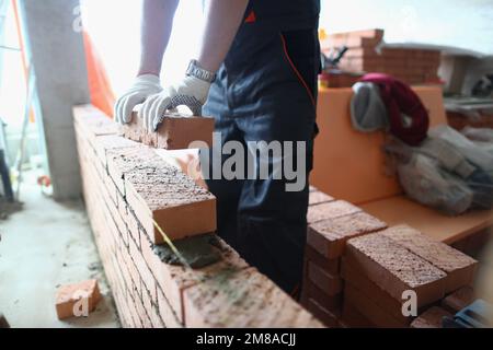 Mauerwerk baut Ziegelmauern in der Wohnung Stockfoto