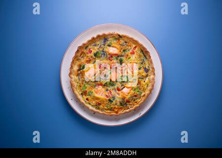 Lachsbrokkoli, französische Quiche. In der Gastronomie ist eine Quiche eine herzhafte Torte, die aus der französischen Quiche lorraine stammt. Stockfoto