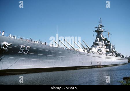 Ein Hafenbogenblick auf das Schlachtschiff North Carolina (BB 55). Dieses berühmte Schlachtschiff aus dem Zweiten Weltkrieg ist hier seit 1961 als Kriegsdenkmal festgemacht. Basis: Wilmington Staat: North Carolina (NC) Land: Vereinigte Staaten von Amerika (USA) Stockfoto