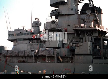 Hafenansicht des Brückenbereichs des Schlachtschiff USS IOWA (BB 61) mit MK. 16 Phalanx Close-in-Weapons-System (CIWS), zwei Mk. 28 5-Zoll, Kaliber 38, Zwillingsschieber, der Mk. 68-Schusskontrolle und SPG-35A-Radar. Basis: Marine Air Station, Norfolk Bundesstaat: Virginia (VA) Land: Vereinigte Staaten von Amerika (USA) Stockfoto