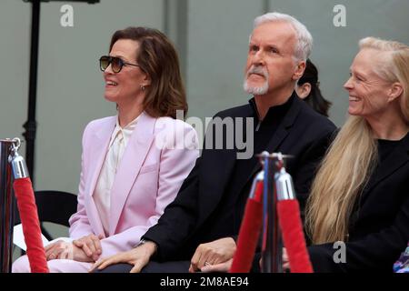 12. Januar 2023, Los Angeles, Kalifornien, USA: LOS ANGELES - 12. JANUAR: Sigourney Weaver, James Cameron, Suzy Amis bei einer Zeremonie zu Ehren von James Cameron und Jon Landau mit Hand- und Fußabdrücken im TCL Chinese Theatre IMAX am 12. Januar 2023 in Los Angeles, CA (Kreditbild: © Nina Prommer/ZUMA Press Wire) NUR REDAKTIONELLE VERWENDUNG! Nicht für den kommerziellen GEBRAUCH! Stockfoto
