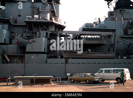 Hafenansicht des Brückenbereichs des Schlachtschiff USS IOWA (BB 61) mit MK. 16 Phalanx Close-in-Weapons-System (CIWS), ein Mk. 28 5-Zoll, Kaliber 38, Zwillingsschießeisen, der Mk. 68-Schusskontrollsystem, RGM-87A-Kanister für Harpune-Raketen und Mk. 143 gepanzerte Raketenboxen für die BGM-109 Tomahawk-Marschflugkörper. Basis: Marine Air Station, Norfolk Bundesstaat: Virginia (VA) Land: Vereinigte Staaten von Amerika (USA) Stockfoto