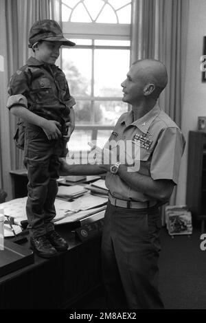 OBERST William P. Symolon, Commander, Hauptquartier und Service Bataillon, besucht Jesus Antonio Garcia Morales, einen siebenjährigen Jungen, der von Marines von MCRD, San Diego, gefunden wurde, nachdem er drei Tage lang in den Bergen des Cuyamaca State Park verloren war. Basis: USMC Recruit Depot, San Diego Bundesstaat: Kalifornien (CA) Land: Vereinigte Staaten von Amerika (USA) Stockfoto