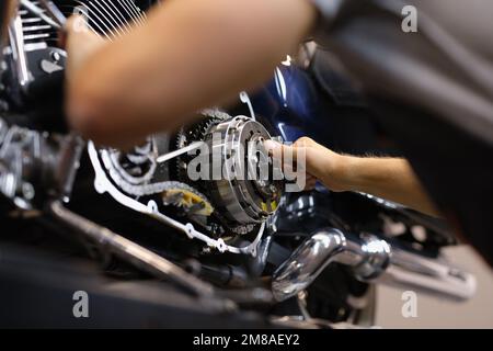 Mechaniker repariert Motor und Motorradkette in der Werkstatt Stockfoto