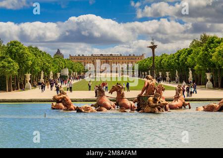 VERSAILLES, FRANKREICH - 12. MAI 2013: Dies ist die zentrale Gasse des Parks von Versailles vom Apollo-Brunnen bis zum Schloss von Versailles. Stockfoto