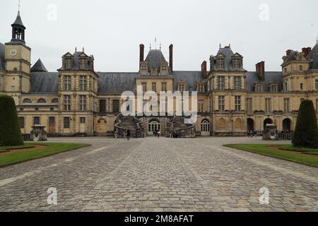 FONTAINEBLEAU, FRANKREICH - 16. MAI 2015: Dies ist der Haupteingang zum Schloss Fontainebleau mit einer Treppe und einem Hufeisen. Stockfoto