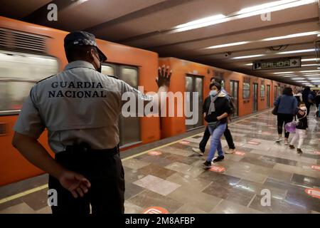 Nicht exklusiv: 12. Januar 2023, Mexiko-Stadt, Mexiko: Die Nationalgarde tritt am 12. Januar 2 in die Überwachung der Metrostationen von Mexiko-Stadt ein Stockfoto